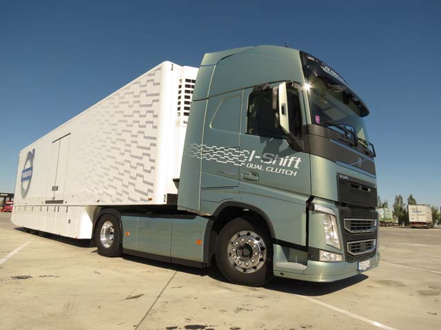 En nuestro tramo de autovía el Volvo FH 500 con doble embrague gastó menos de 29Lts/100 kms de gasóleo.